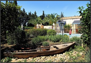 Exterior - "Cabanon" - sleeps 2 self catering studio gite 10mins from Avignon! (Rognonas)