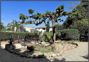 Terrace/patio - "Cabanon" - sleeps 2 self catering studio gite 10mins from Avignon! (Rognonas)