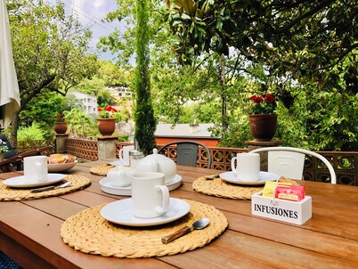 "Mas Blanc": to visit Barcelona in a different way. Your mediterranean refuge with garden and swimming-pool near city centre and the best beaches.