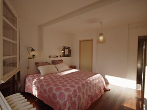 4 Schlafzimmer, Schreibtisch, Bügeleisen/Bügelbrett, Reisekinderbett