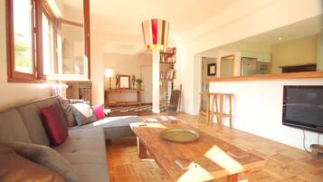 Smart TV, fireplace, DVD player, table tennis