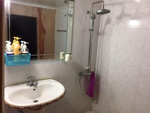 Doppelzimmer (Pay Extra Person Charge upon Check in) | Badezimmer | Dusche, kostenlose Toilettenartikel, Handtücher