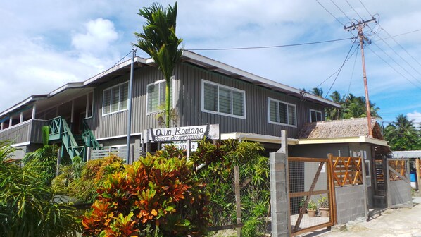 A two-story building with a sign for 'Qua Roviana Budget Accommodation'.