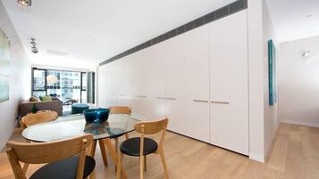 Apartment, 1 Bedroom (Aurora 14) | In-room dining