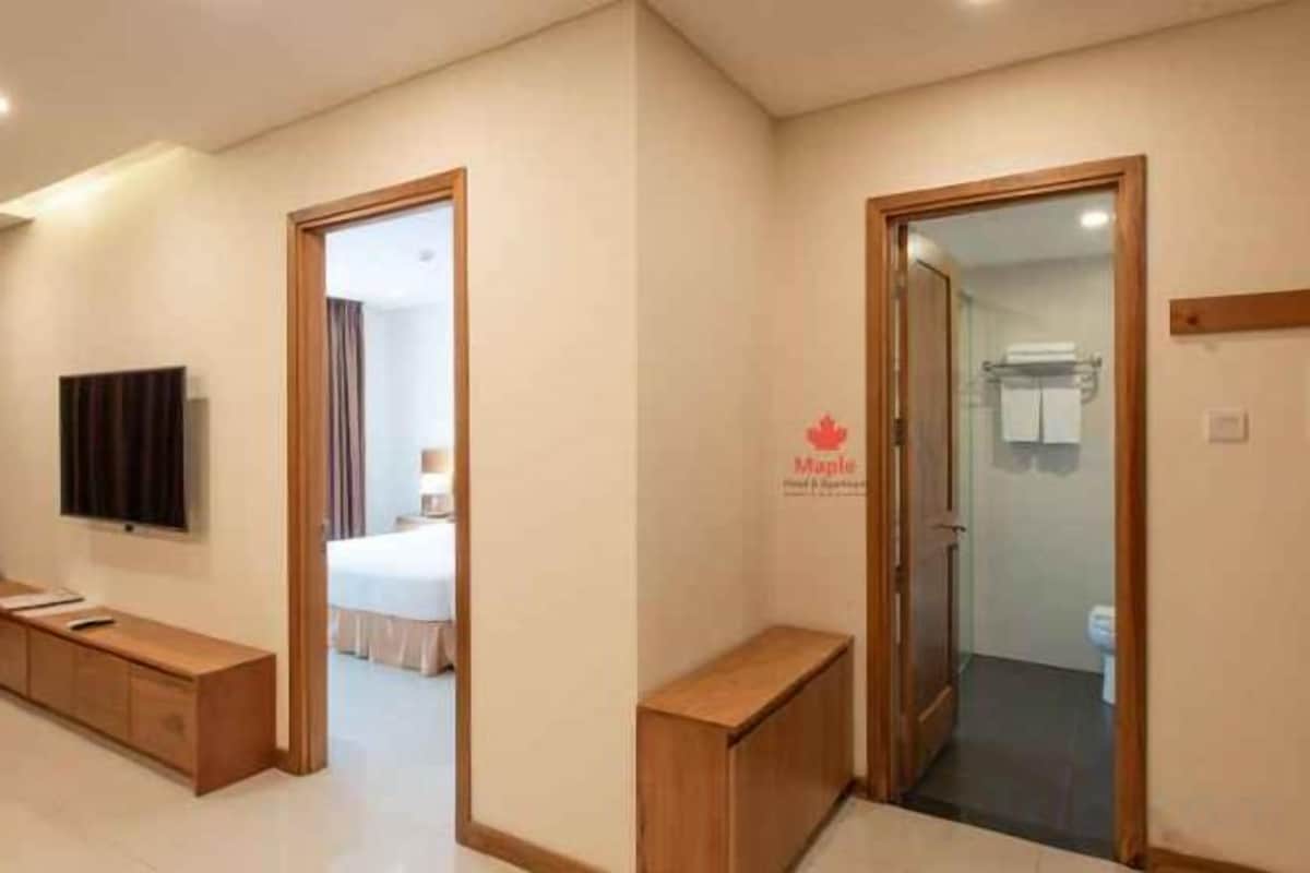 Ropa de cama de alta calidad y caja de seguridad en la habitación