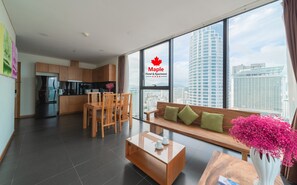 Executive 01 Bedroom Apartment with Sea View (for 04 adults) | Área de sala de estar | Televisión LED 