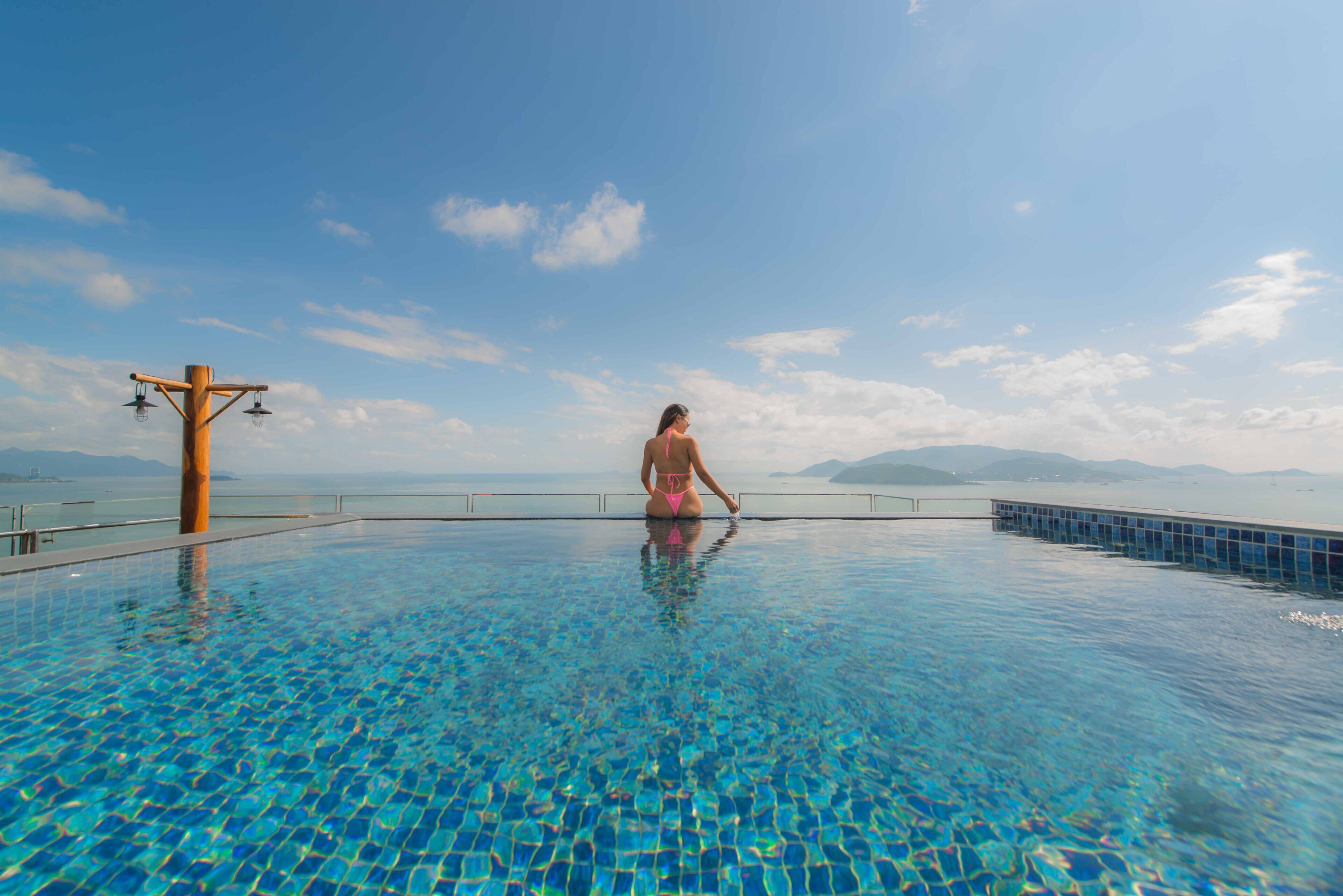 outdoor pool, open 7:00 am to 7:00 pm, pool umbrellas, pool loungers