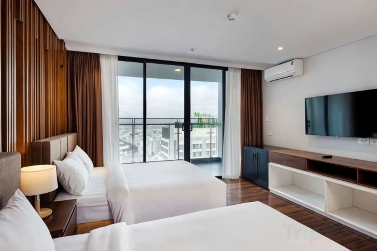 Premium bedding, in-room safe, desk, blackout drapes