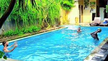 Una piscina al aire libre