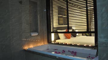 Kamar Double atau Twin Deluks, balkon, pemandangan sungai | Bathtub besar