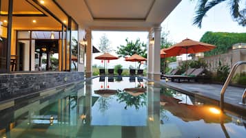 Kolam renang indoor dan kolam renang outdoor, dengan kursi berjemur