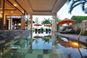 Piscina interna, piscina externa, espreguiçadeiras