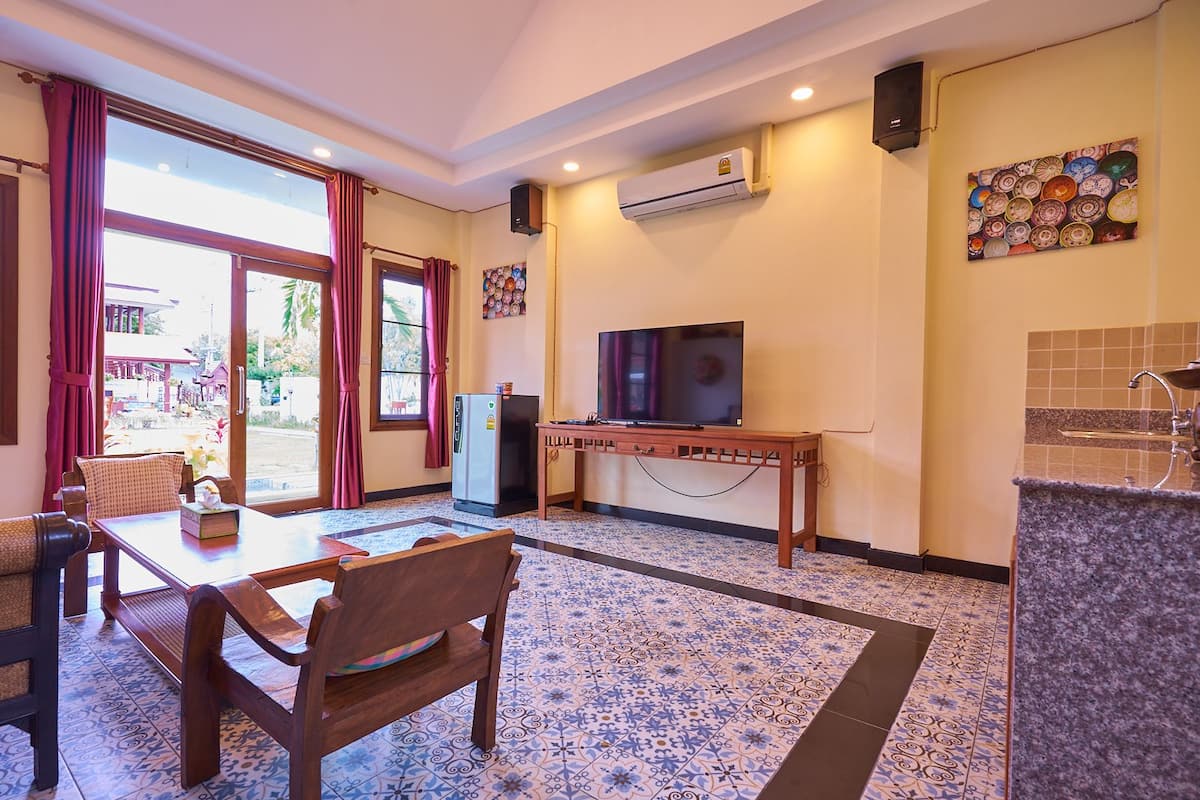Romantic Studio Suite, 1 Bedroom, Garden View, Garden Area | 1 bedroom, minibar, desk, rollaway beds
