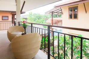 Standardzimmer, Mehrere Betten, Blick auf den Innenhof, zum Innenhof hin | Terrasse/Patio