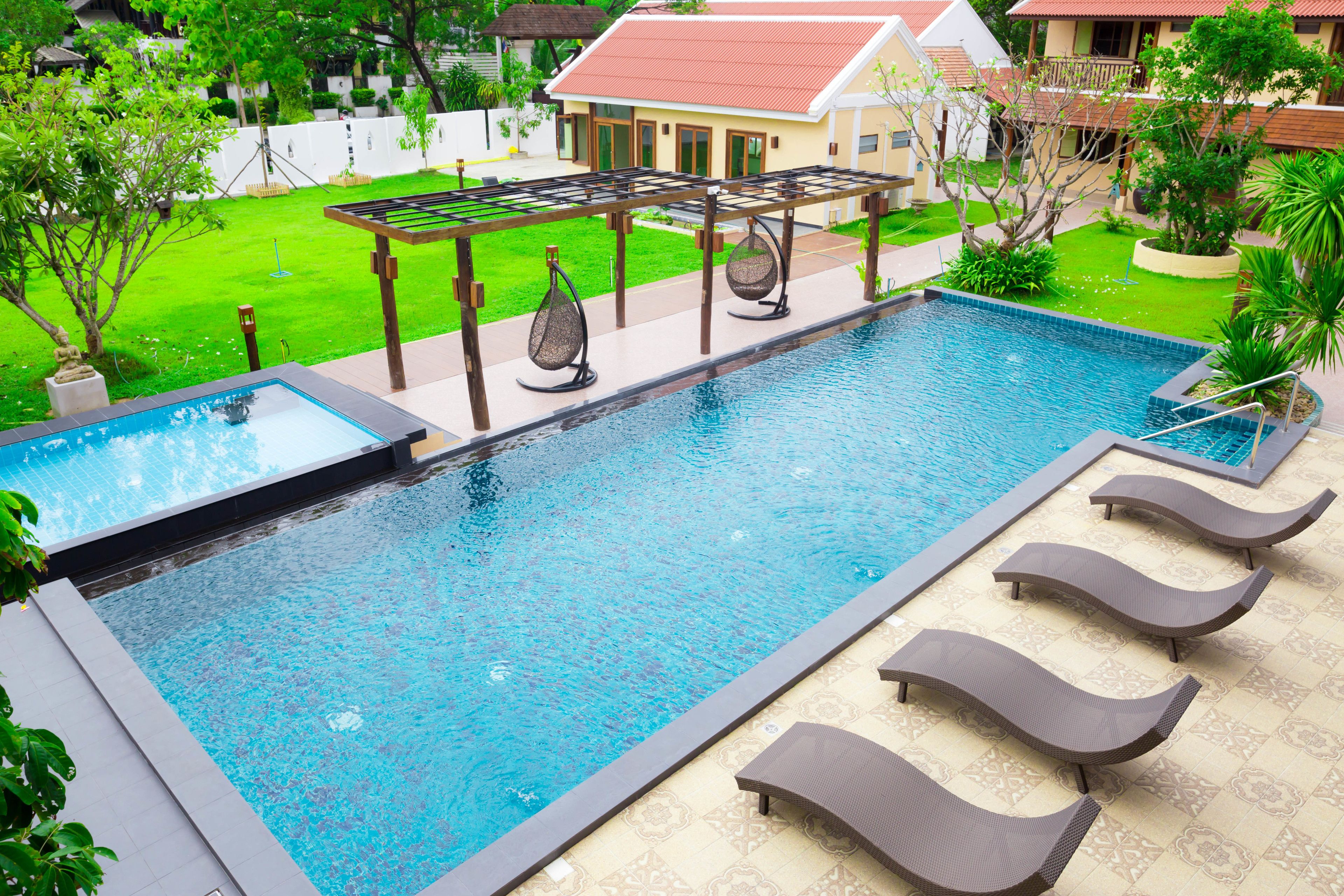 Hồ bơi ngoài trời