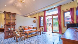 Minibar, desk, rollaway beds (surcharge), WiFi (free) - HueanKhamHom Resort (Chiang Mai)