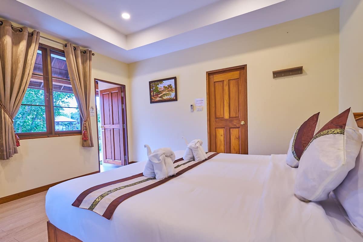 Standard Room, 1 King Bed, Garden View, Garden Area | Minibar, desk, rollaway beds (surcharge), WiFi (free)