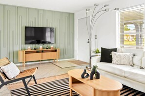 スマートテレビ、DVD プレーヤー、書庫、ミュージックライブラリ