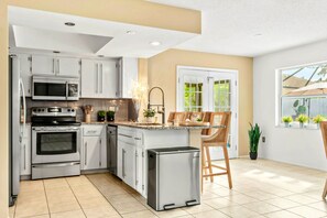 Fridge, microwave, oven, stovetop - 🪷Lotus House-Relaxation-few Minutes to🏖️ Beaches-🏊Heated Pool (Venice)