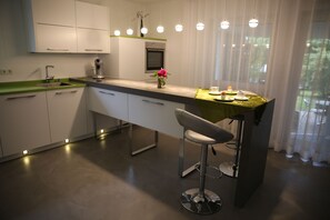 Refrigerador, horno, parrilla de estufa y lavavajillas