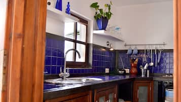 Een koelkast, een kookplaat, een koffiezetapparaat/waterkoker