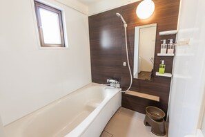 Bañera y ducha independientes, artículos de tocador gratuitos