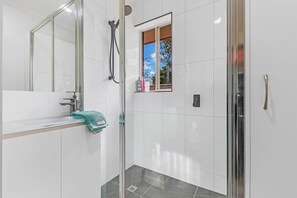 Echuca Moama Holiday Accommodation 1 | Bathroom | Separate tub and shower, deep soaking tub, rainfall showerhead - Echuca Moama Holiday Accommodation 1 (Echuca)