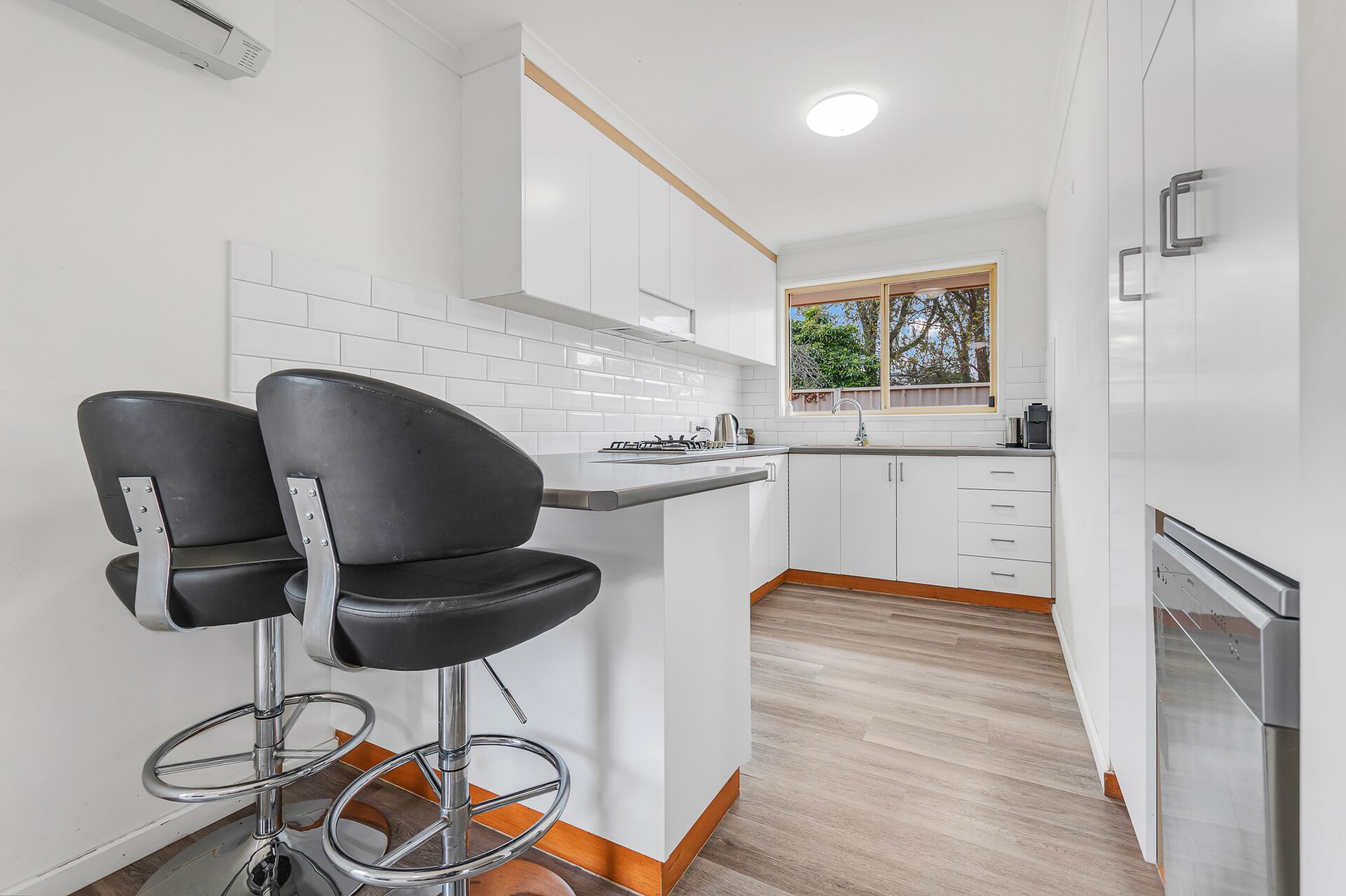 Echuca Moama Holiday Accommodation 1 | Private kitchen | Full-sized fridge, microwave, oven, stovetop