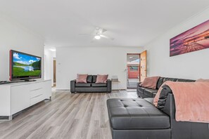 豪華公寓, 3 間臥室 | 起居區 | 50-吋電視、數位頻道、Netflix、 DVD 播放機