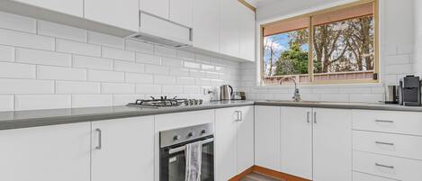 Deluxe appartement, 3 slaapkamers | Privékeuken | Een koelkast met diepvriezer, een microgolfoven, een oven, een kookplaat