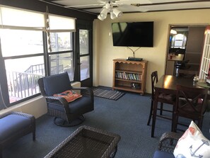 Smart-TV, DVD-Player, Bücher