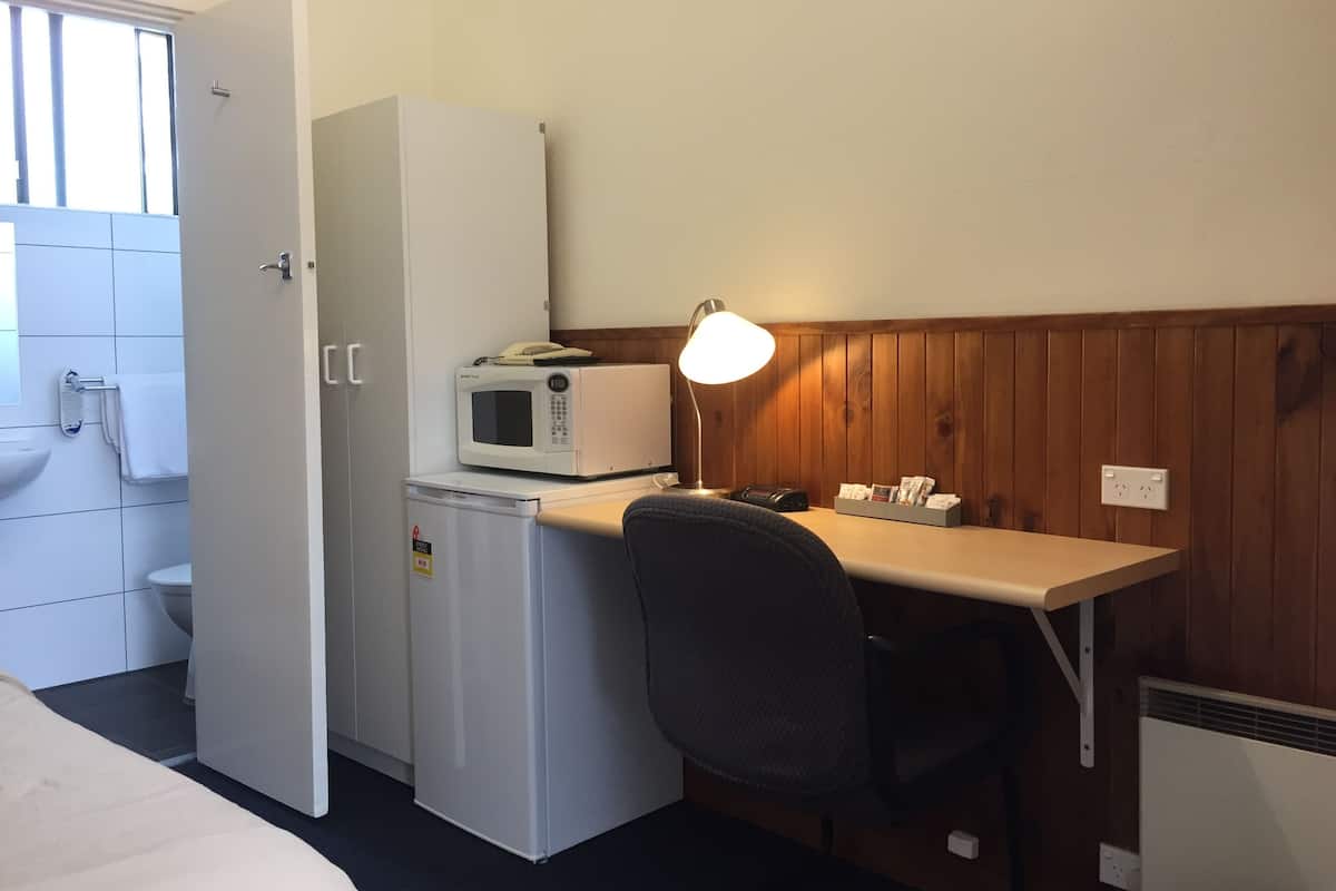 Budget Single Room | Iron/ironing board, free WiFi, bed sheets