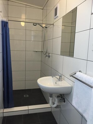Dusche, kostenlose Toilettenartikel, Haartrockner, Handtücher
