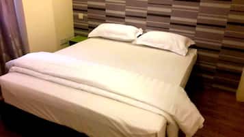 Deluxe Room | Desk, free WiFi