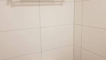 Suihku, ilmaiset hygieniatuotteet, pyyhkeet