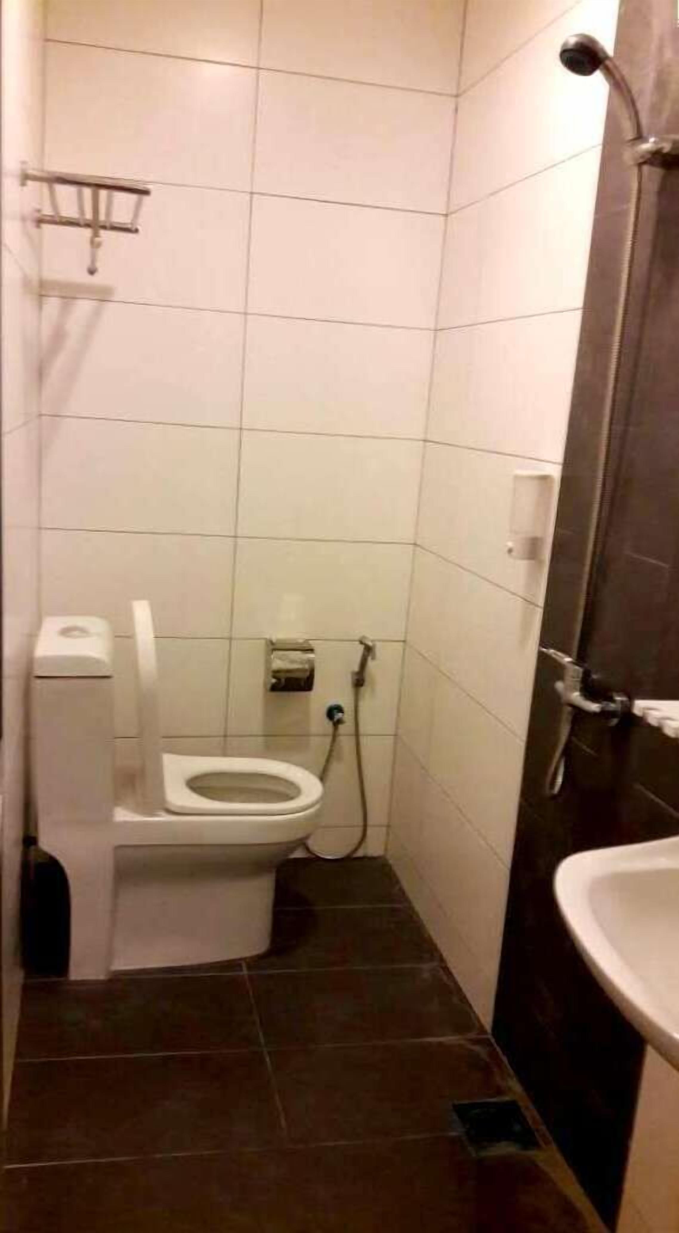 ฝักบัว, ของใช้ในห้องน้ำฟรี, ผ้าเช็ดตัว