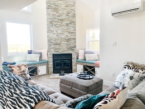 Smart TV, lareira, videogames, livros