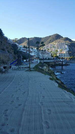 Vlak bij het strand, ligstoelen, strandlakens