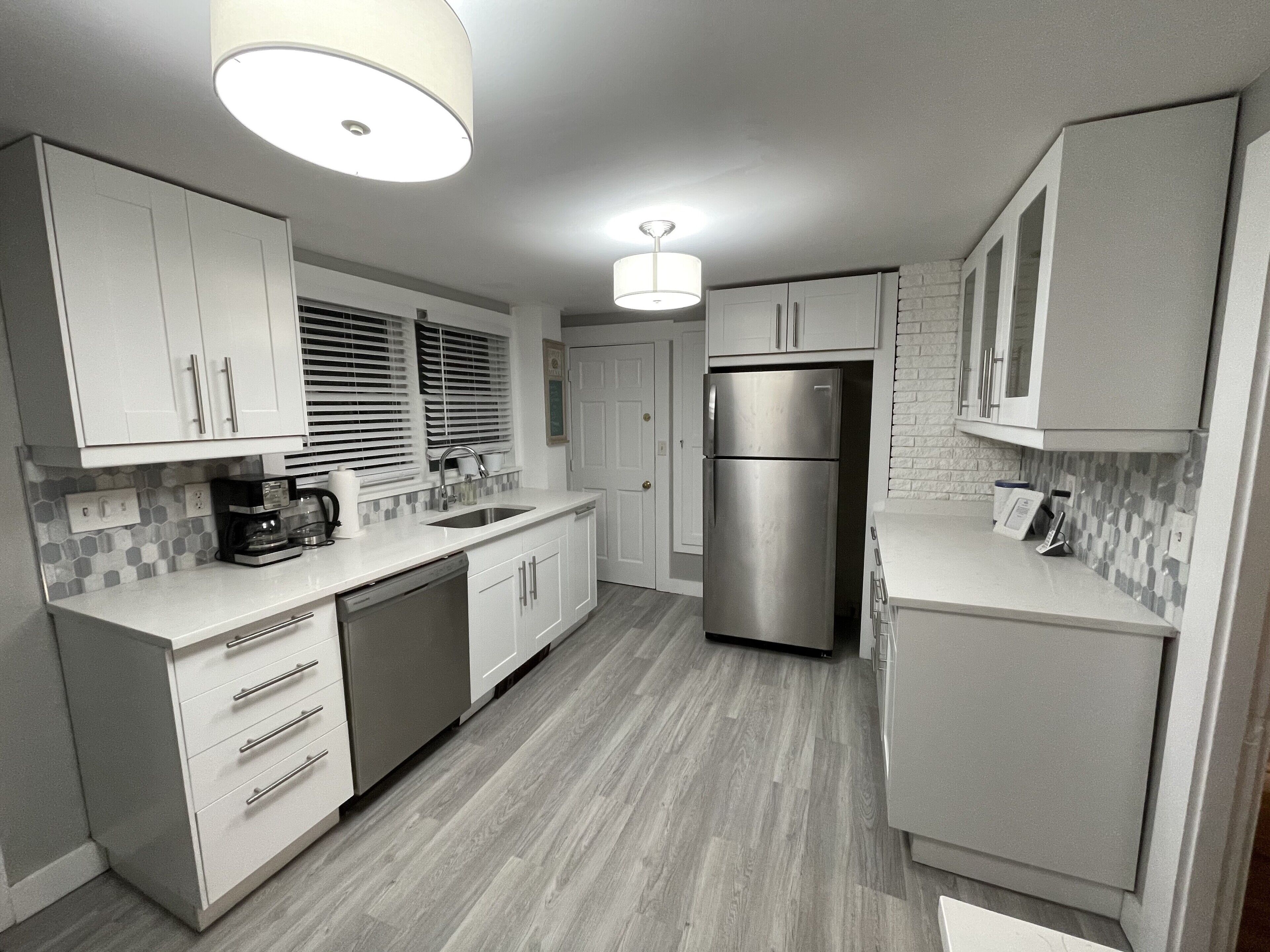 冷蔵庫、電子レンジ、オーブン、コンロ