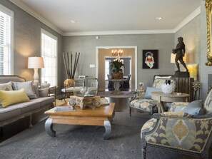 Una Smart TV, una chimenea, un reproductor de DVD, libros