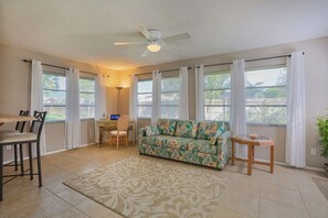 Télévision, lecteur de DVD, livres