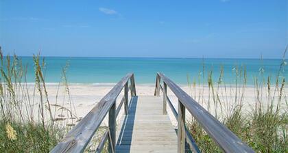 Villa Grande - Spacious Tropical Home - Triple Lot Fenced Yard!