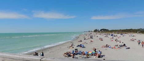In Strandnähe, Liegestühle, Strandtücher