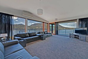 Maison Luxe, plusieurs chambres | Coin séjour | Télévision à écran plat, lecteur de DVD, films à la carte