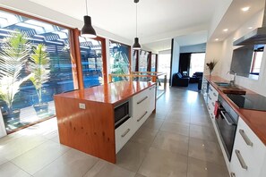 Luxury-Haus, Mehrere Schlafzimmer | Eigene Küche | Großer Kühlschrank, Mikrowelle, Ofen, Herdplatte