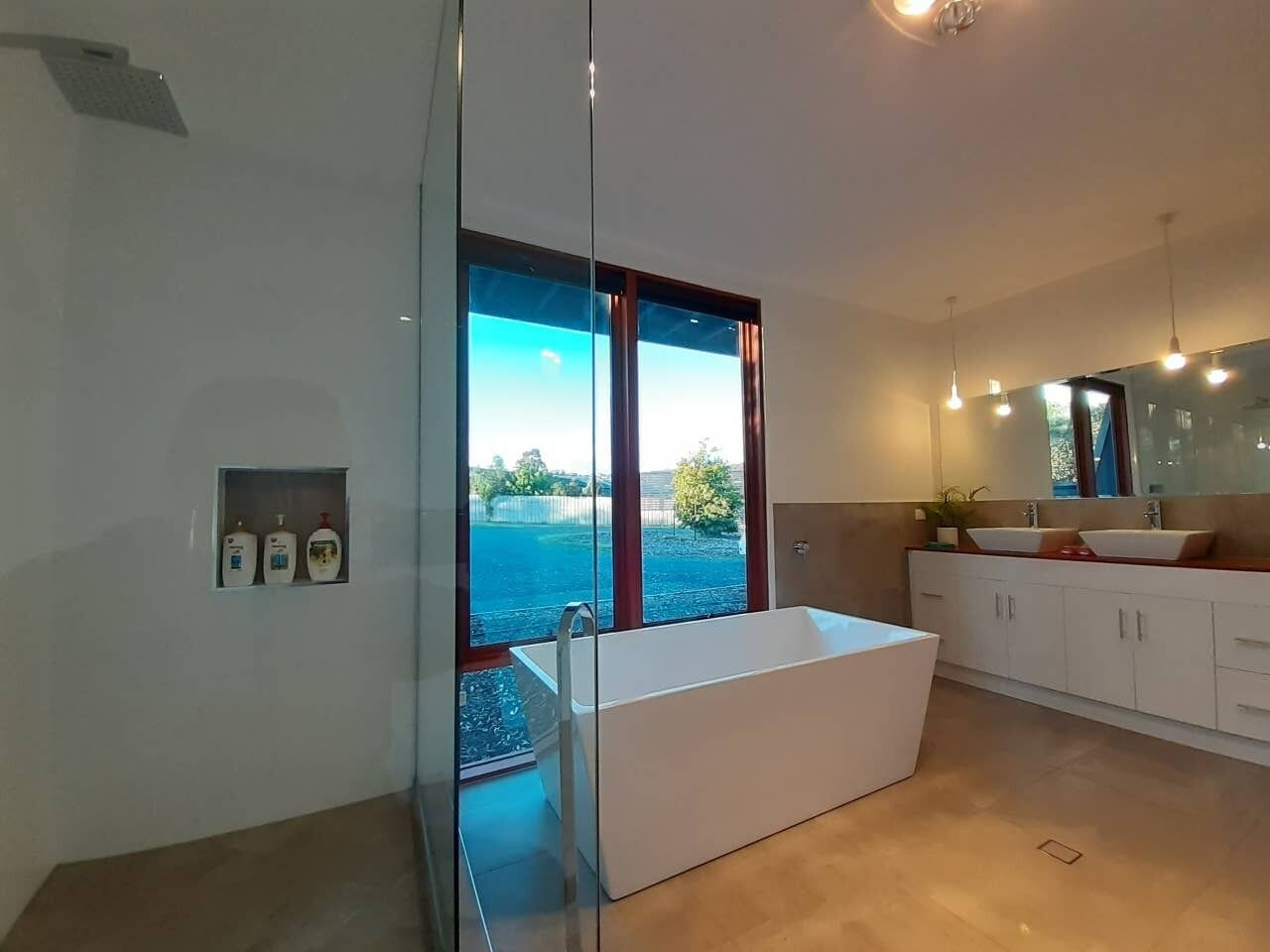 Luxury-Haus, Mehrere Schlafzimmer | Badezimmer | Badewanne und Dusche (separat), Komfortbadewanne