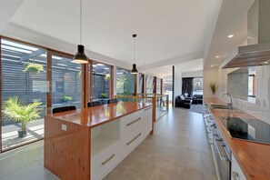 Maison Luxe, plusieurs chambres | Cuisine privée | Grand réfrigérateur, micro-ondes, four, plaque de cuisson