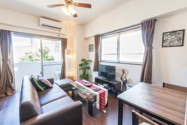 Apartment | Living room | TV, DVD player - Anjuur (Okinawa)