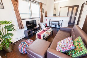 Apartemen | Ruang keluarga | TV dan pemutar DVD
