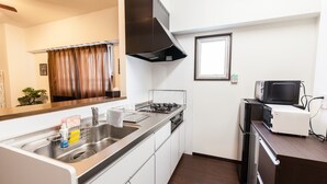 Apartment | Private kitchen | Fridge, microwave, stovetop, electric kettle - Anjuur (Okinawa)